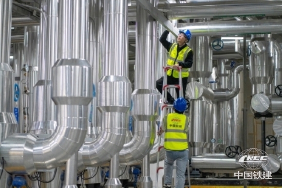 項目人員在檢查制冷機(jī)房設(shè)備運行狀態(tài)(中鐵建設(shè)機(jī)電公司 供圖).jpg