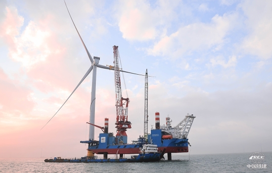 申能海南項目部最后一臺風(fēng)機安裝完成(張俊輝 攝).jpg